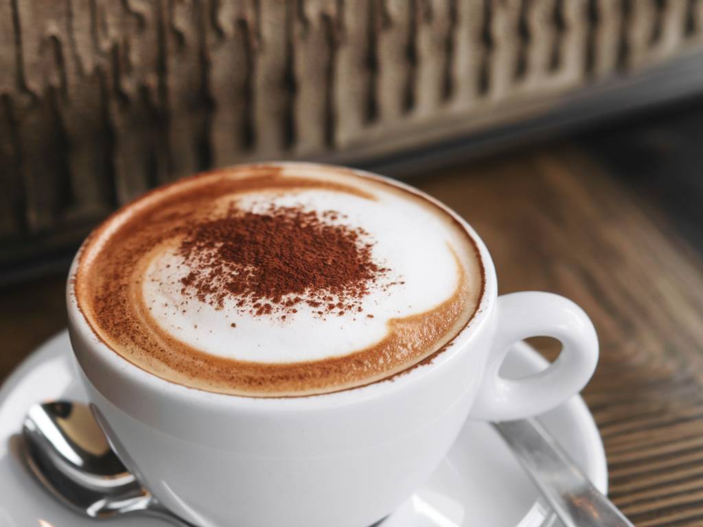 Le cappuccino : secrets de sa préparation et astuces pour un moment parfait